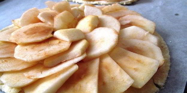 карамельный яблочный пирог с карамельным соусом