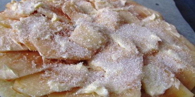 карамельный яблочный пирог с карамельным соусом