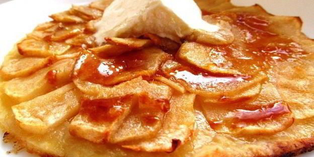 карамельный яблочный пирог с карамельным соусом