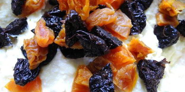 кукурузно-творожный пудинг-пирог с сухофруктами