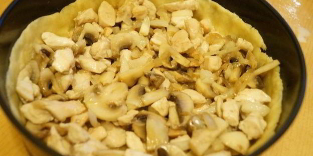 лоранский пирог с курицей и грибами
