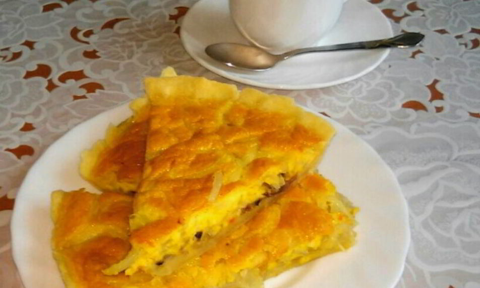 Рецепт лукового пирога с яично-сметанной заливкой