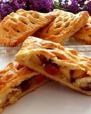 Мини-пироги с яблоками, грушами и сухофруктами