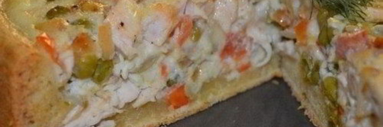 Открытый пирог с куриной грудкой и овощами