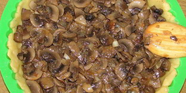 открытый пирог с шампиньонами
