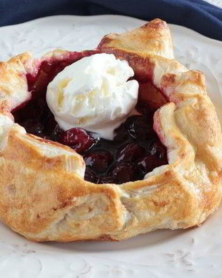 Открытый пирог с вишней и ванильным мороженым