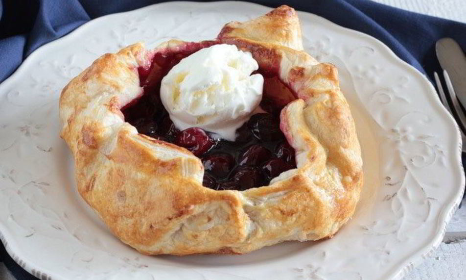 Рецепт открытого пирога с вишней и ванильным мороженым