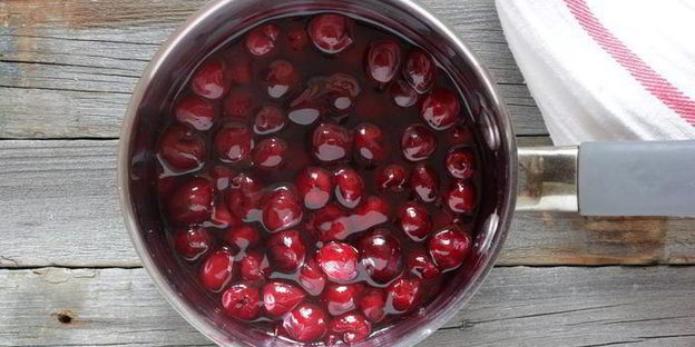 открытый пирог с вишней и ванильным мороженым