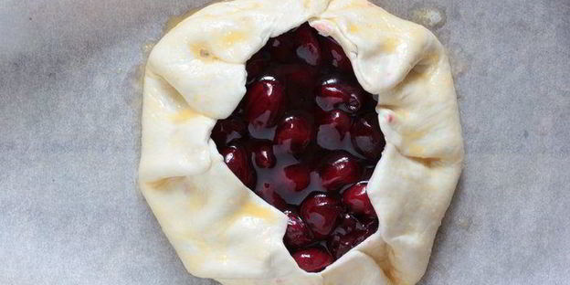 открытый пирог с вишней и ванильным мороженым