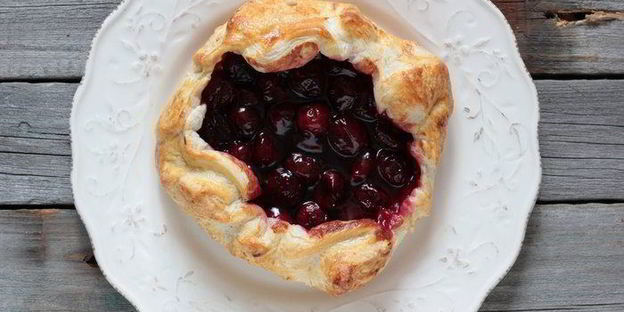 открытый пирог с вишней и ванильным мороженым