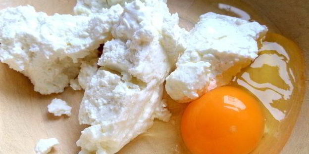 песочный пирог с фруктами в творожном муссе