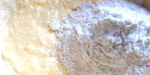 песочный пирог с фруктами в творожном муссе