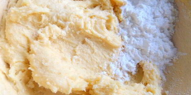 песочный пирог с фруктами в творожном муссе