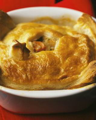 Пирог из слоеного теста с луком и яйцом