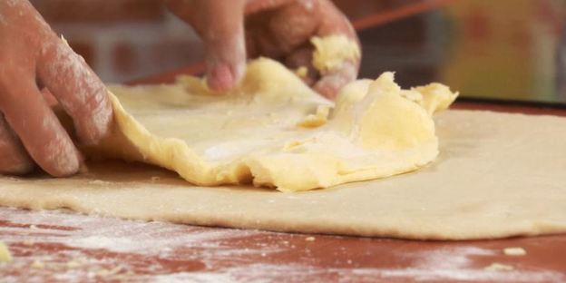 пирог из слоеного теста с шампиньонами