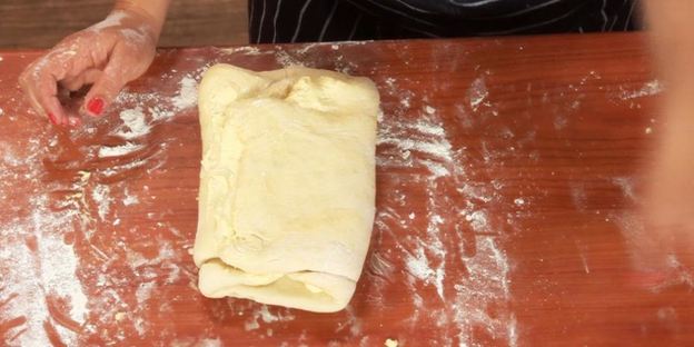 пирог из слоеного теста с шампиньонами