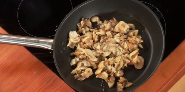 пирог из слоеного теста с шампиньонами