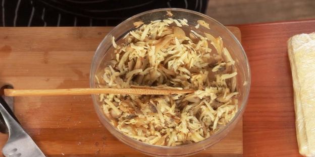 пирог из слоеного теста с шампиньонами