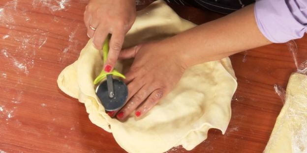 пирог из слоеного теста с шампиньонами