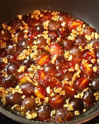 Пирог-перевертыш со сливами и грецкими орехами