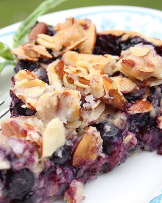 Пирог с творогом и черной смородиной