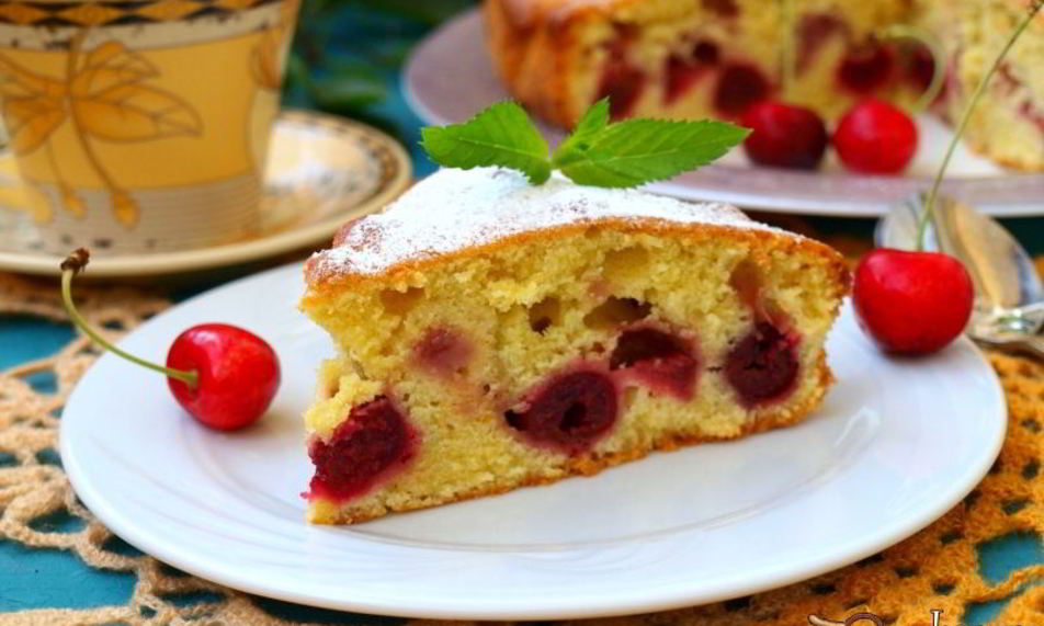 Рецепт пирога с вишней и клубникой