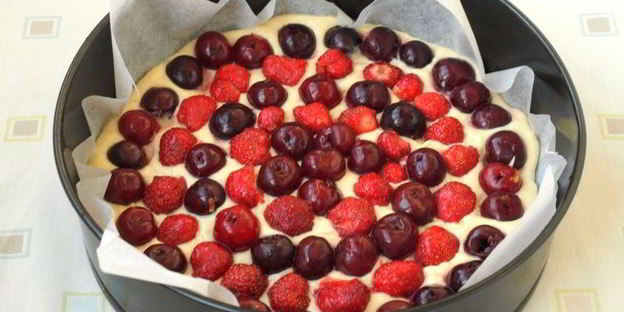 пирог с вишней и клубникой