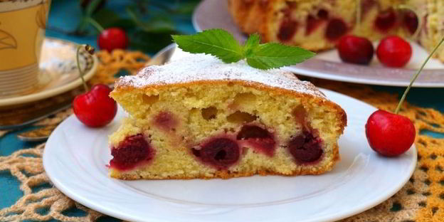 пирог с вишней и клубникой