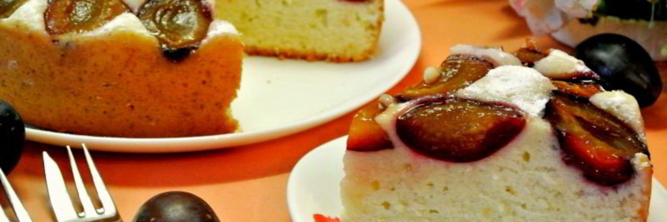 Пирог со сливами в мультиварке