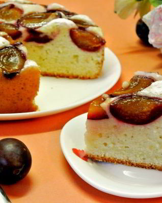 Пирог со сливами в мультиварке