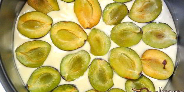 пирог со сливами в мультиварке