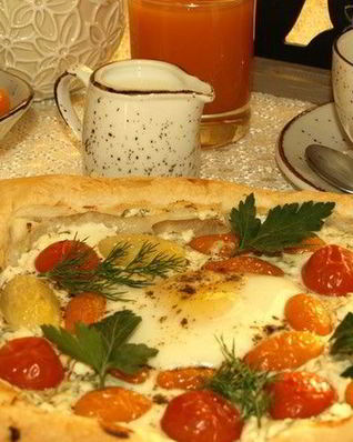 Слоеный пирог с брынзой, помидорами и яйцом