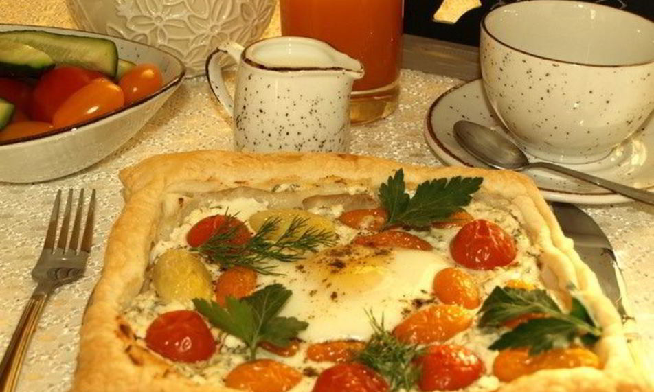 Рецепт слоеного пирога с брынзой, помидорами и яйцом