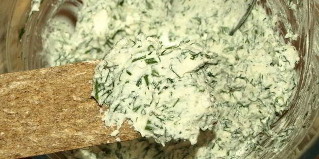 слоеный пирог с брынзой, помидорами и яйцом