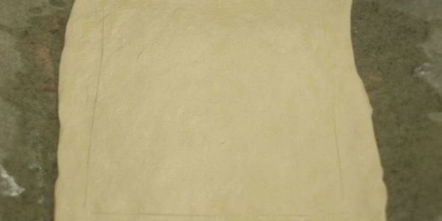 слоеный пирог с брынзой, помидорами и яйцом