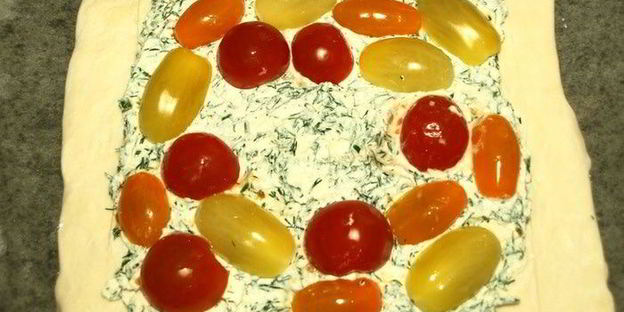 слоеный пирог с брынзой, помидорами и яйцом