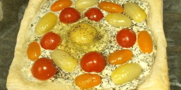слоеный пирог с брынзой, помидорами и яйцом