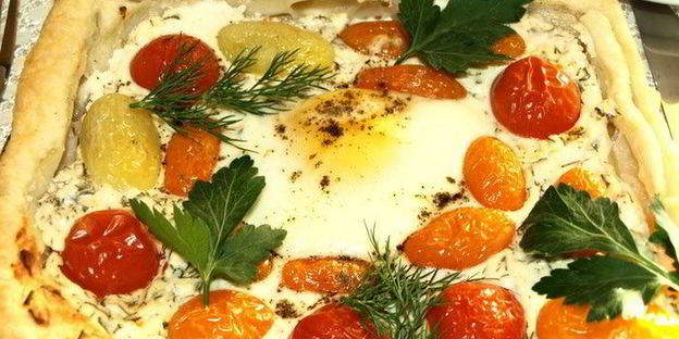 слоеный пирог с брынзой, помидорами и яйцом