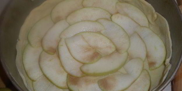 слоеный яблочный пирог