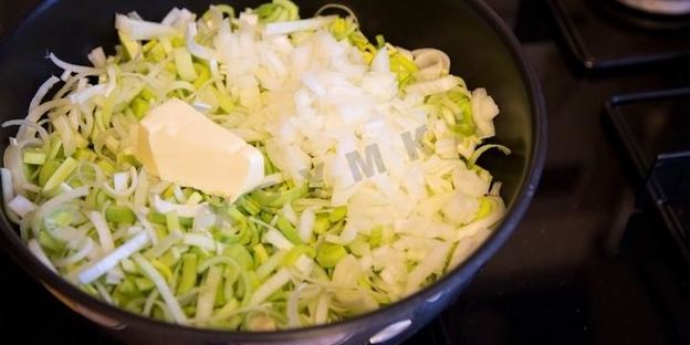 сырный пирог с красной рыбой