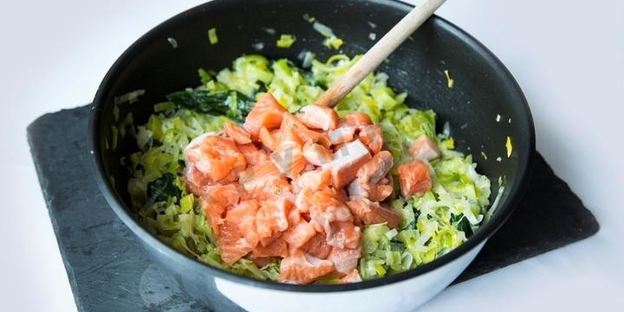 сырный пирог с красной рыбой