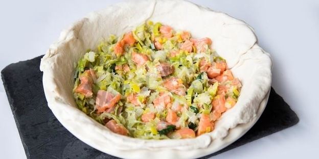 сырный пирог с красной рыбой