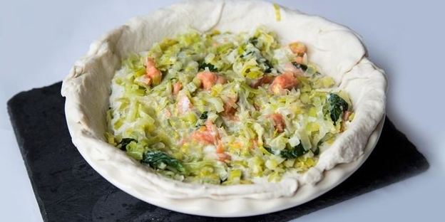 сырный пирог с красной рыбой