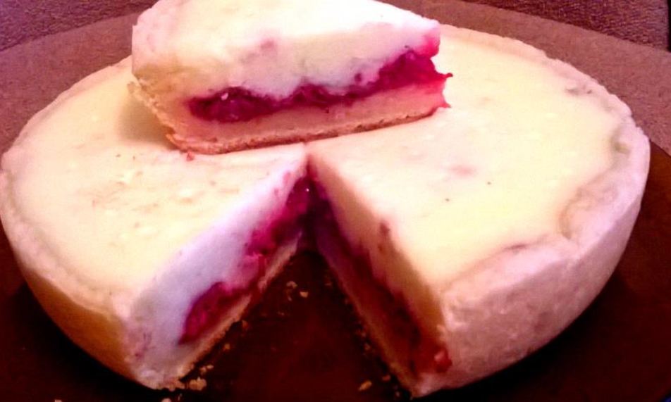 Рецепт творожно-песочного пирог с малиной и сметанной заливкой в мультиварке