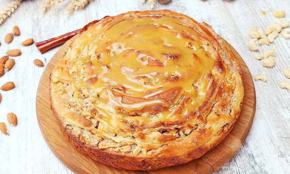 Рецепт яблочного пирога с карамелью