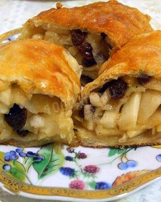 Яблочный слоеный пирог с изюмом и корицей