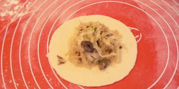 быстрые пирожки с капустой и сердечками