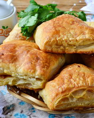 Быстрые пирожки с цыпленком и помидорами