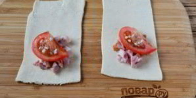 быстрые пирожки с цыпленком и помидорами