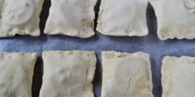 быстрые пирожки с цыпленком и помидорами